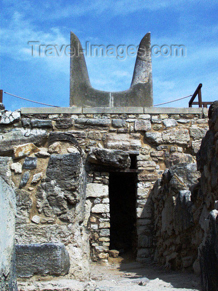 crete23: Greece - Crete - Knossos palace (Heraklion prefecture): sacred horns - south gate of the Minoan palace (photo by Alex Stepanenko) - (c) Travel-Images.com - Stock Photography agency - Image Bank