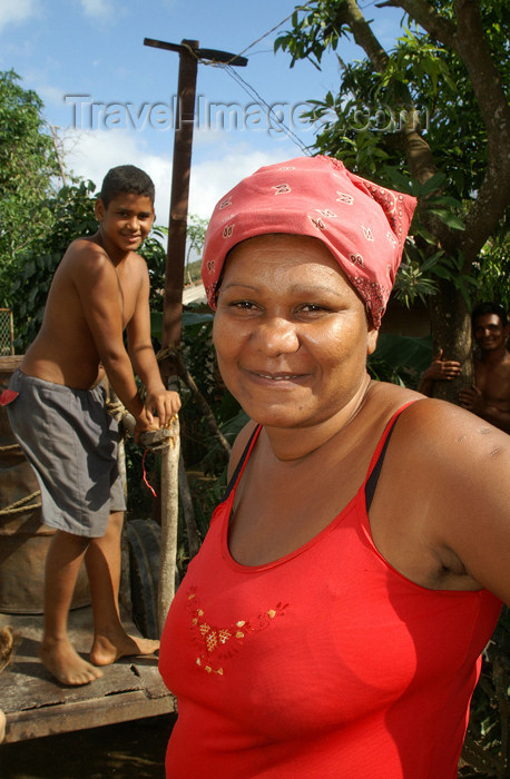 cuba109: Cuba - Holguín province - red shirt woman and son - photo by G.Friedman - (c) Travel-Images.com - Stock Photography agency - Image Bank