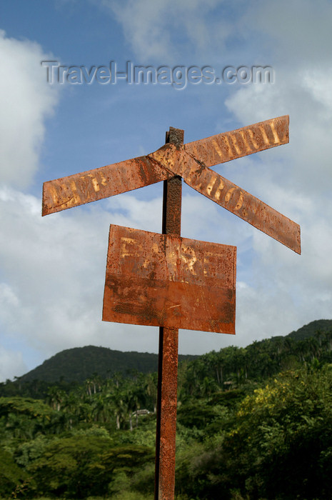 cuba110: Cuba - Holguín province - rusting RR Crossing Sign - photo by G.Friedman - (c) Travel-Images.com - Stock Photography agency - Image Bank