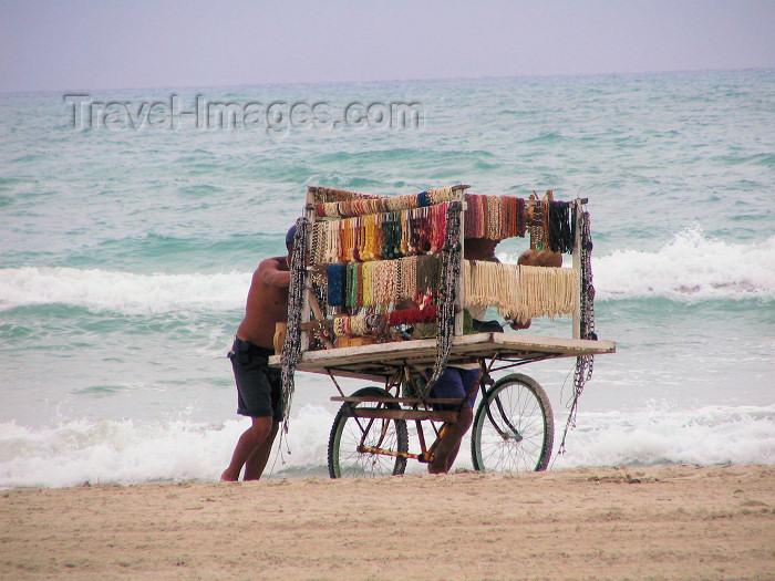 cuba115: Cuba - Varadero - Matanzas Province: beach - souvenir sellers struggle with the sand - Playa Azul - photo by L.Gewalli - (c) Travel-Images.com - Stock Photography agency - Image Bank