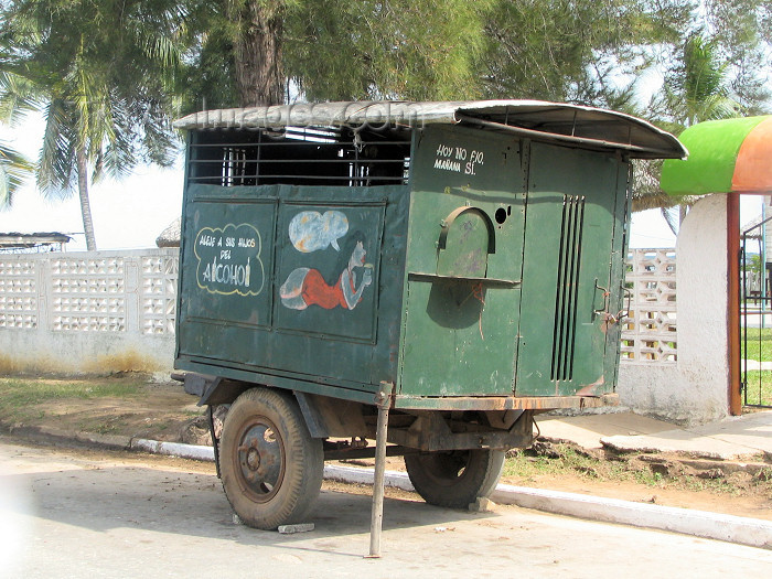 cuba118: Cuba - Puerto Esperanza - Pinar del Rio Province: shop on wheels - photo by L.Gewalli - (c) Travel-Images.com - Stock Photography agency - Image Bank