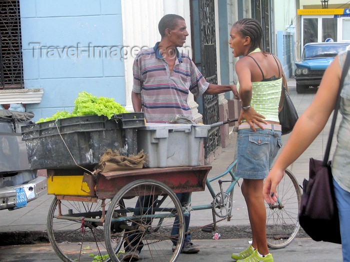 cuba121: Cuba - Cienfuegos: street scene - merchant and client - photo by L.Gewalli - (c) Travel-Images.com - Stock Photography agency - Image Bank