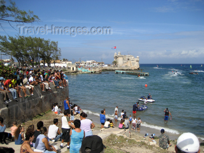 cuba124: Cuba - Cojimar - Havana province: boat races by the fort and the beach - photo by L.Gewalli - (c) Travel-Images.com - Stock Photography agency - Image Bank