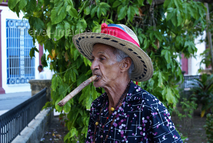 cuba128: Camagüey, Cuba: man smoking a colossal cigar - photo by A.Ferrari - (c) Travel-Images.com - Stock Photography agency - Image Bank