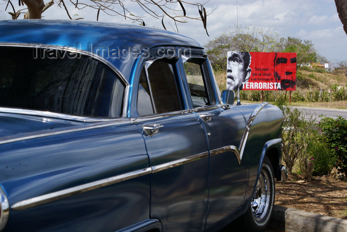 cuba143: Santa Clara, Villa Clara province, Cuba: old American car and anti-American billboard - photo by A.Ferrari - (c) Travel-Images.com - Stock Photography agency - Image Bank