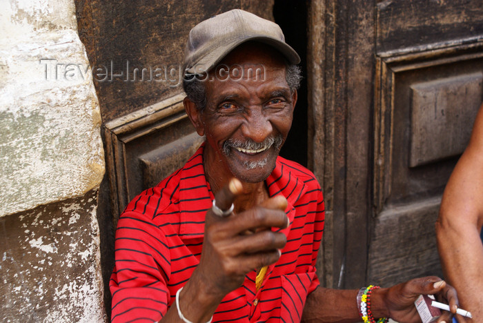 cuba28: Havana / La Habana / HAV, Cuba: friendly domino player - photo by  A.Ferrari - (c) Travel-Images.com - Stock Photography agency - Image Bank