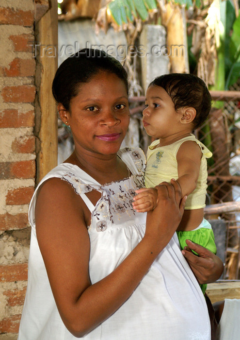 cuba46: Cuba - Guardalavaca - pregnant woman and baby - photo by G.Friedman - (c) Travel-Images.com - Stock Photography agency - Image Bank