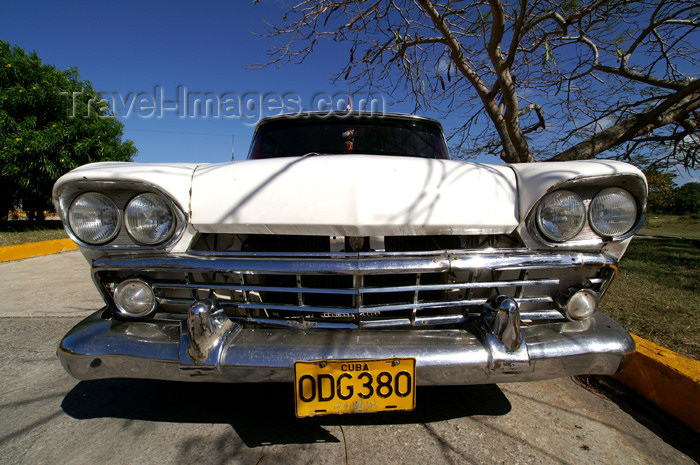 cuba55: Cuba - Guardalavaca - White car - 1958 Rambler - photo by G.Friedman - (c) Travel-Images.com - Stock Photography agency - Image Bank