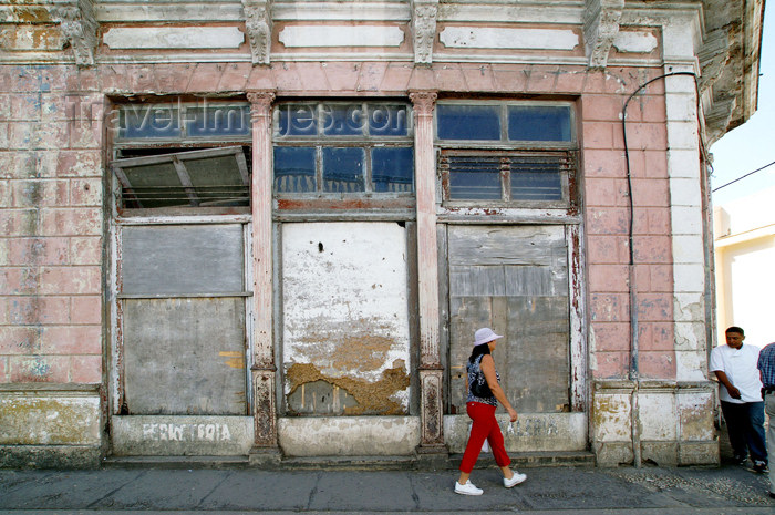 cuba65: Cuba - Holguín - boarded-up store - photo by G.Friedman - (c) Travel-Images.com - Stock Photography agency - Image Bank