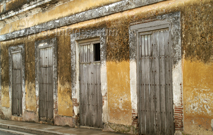 cuba70: Cuba - Holguín - wall and four doors - photo by G.Friedman - (c) Travel-Images.com - Stock Photography agency - Image Bank