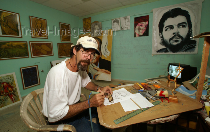 cuba71: Cuba - Holguín - Jaime, the painter - Che on the wall - photo by G.Friedman - (c) Travel-Images.com - Stock Photography agency - Image Bank