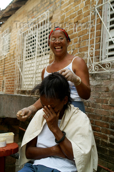 cuba72: Cuba - Holguín - laughing during haircut - photo by G.Friedman - (c) Travel-Images.com - Stock Photography agency - Image Bank