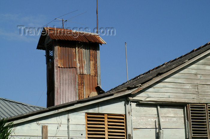 cuba73: Cuba - Holguín - metal rooftops - photo by G.Friedman - (c) Travel-Images.com - Stock Photography agency - Image Bank