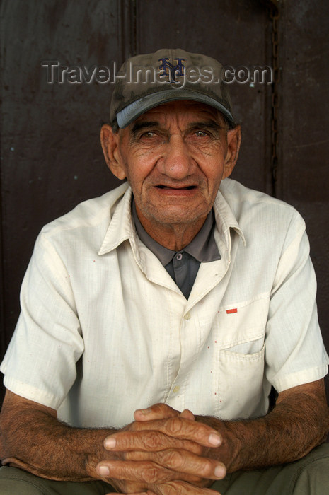 cuba75: Cuba - Holguín - old man with NY Yankees baseball cap - photo by G.Friedman - (c) Travel-Images.com - Stock Photography agency - Image Bank