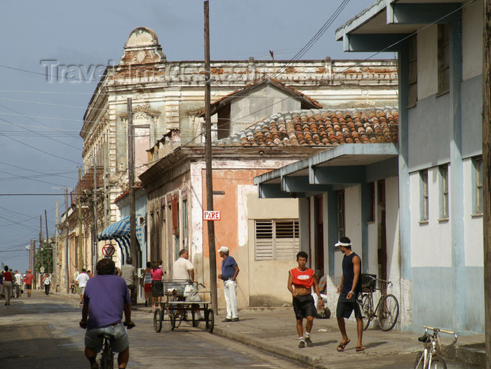 cuba80: Cuba - Holguín - street scene - photo by G.Friedman - (c) Travel-Images.com - Stock Photography agency - Image Bank
