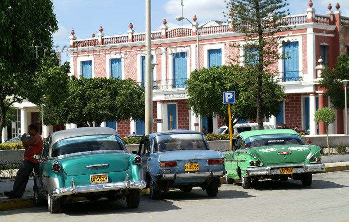 cuba82: Cuba - Holguín - three old cars - photo by G.Friedman - (c) Travel-Images.com - Stock Photography agency - Image Bank