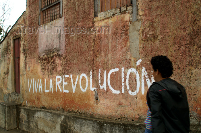 cuba85: Cuba - Holguín - Viva la Revolucion - grafitti - photo by G.Friedman - (c) Travel-Images.com - Stock Photography agency - Image Bank