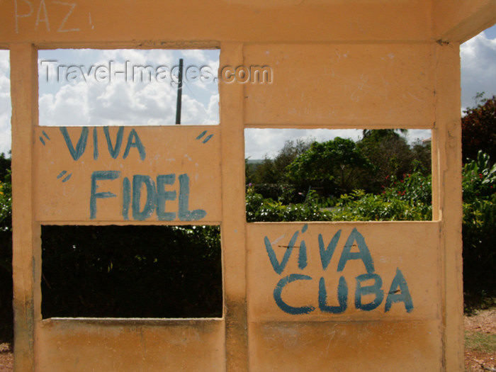 cuba89: Cuba - Holguín province - bus stop graffiti - viva Fidel, Viva Cuba! - photo by G.Friedman - (c) Travel-Images.com - Stock Photography agency - Image Bank