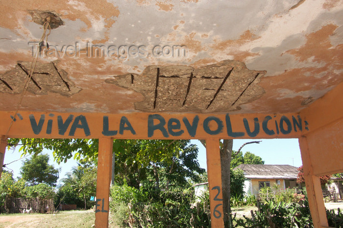 cuba90: Cuba - Holguín province - bus stop graffiti - Viva la Revolution - photo by G.Friedman - (c) Travel-Images.com - Stock Photography agency - Image Bank