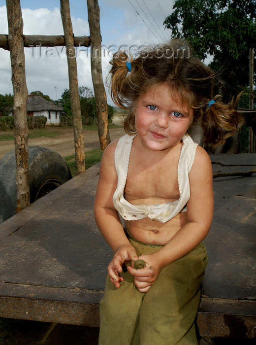 cuba99: Cuba - Holguín province - girl with dirty face - Cuban angel - photo by G.Friedman - (c) Travel-Images.com - Stock Photography agency - Image Bank