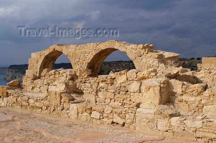 cyprus69: Kourion - Limassol district, Cyprus: ruins of a Roman basilica - arches - photo by A.Ferrari - (c) Travel-Images.com - Stock Photography agency - Image Bank