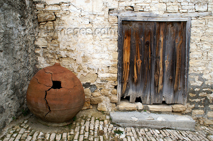 cyprus80: Lofou - Limassol district, Cyprus: old pot and old door - photo by A.Ferrari - (c) Travel-Images.com - Stock Photography agency - Image Bank