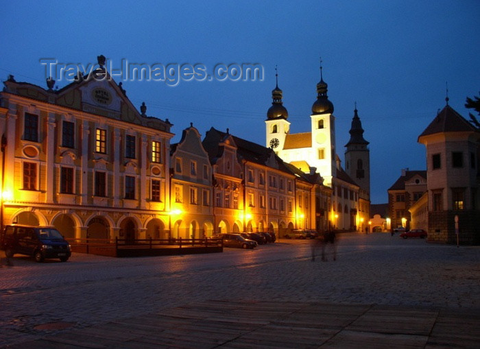 czech124: Czech Republic - Telc / Teltsch (Southern Moravia - Jihomoravský - Jihlavský kraj: Zachariáse z Hradce Square and church of the Assumption - nocturnal - photo by J.Kaman - (c) Travel-Images.com - Stock Photography agency - Image Bank