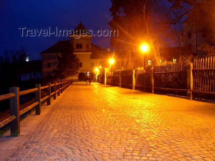 czech126: Czech Republic - Telc / Teltsch (Southern Moravia - Jihomoravský - Jihlavský kraj): cobble-stones at night - photo by J.Kaman - (c) Travel-Images.com - Stock Photography agency - Image Bank