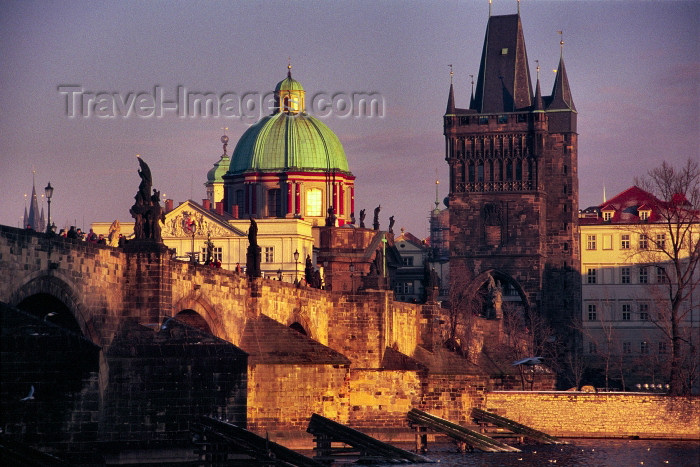 czech204: Czech Republic - Prague: Charles bridge and Old town bridge tower - at dusk - Staromestska mostecka vez (photo by M.Gunselman) - (c) Travel-Images.com - Stock Photography agency - Image Bank