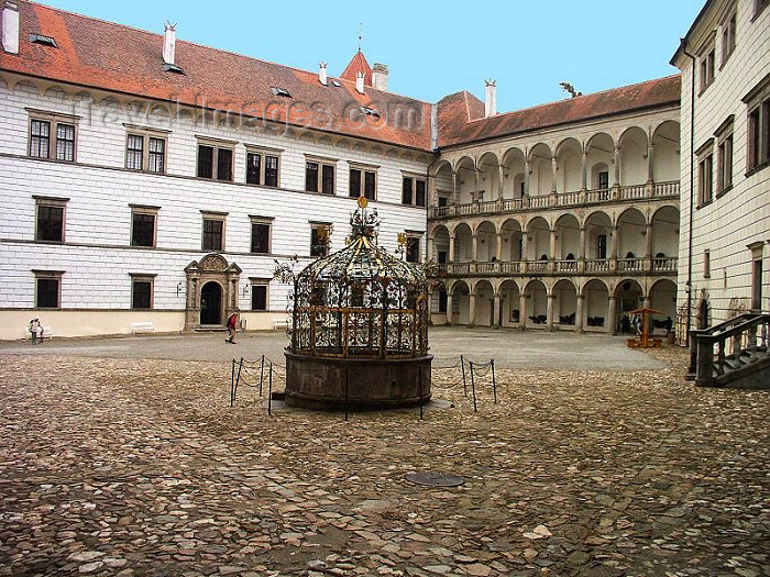 czech220: Czech Republic - Jindrichùv Hradec  (Southern Bohemia - Jihoceský - Budejovický kraj): the castle - court with decorated well - photo by J.Kaman - (c) Travel-Images.com - Stock Photography agency - Image Bank