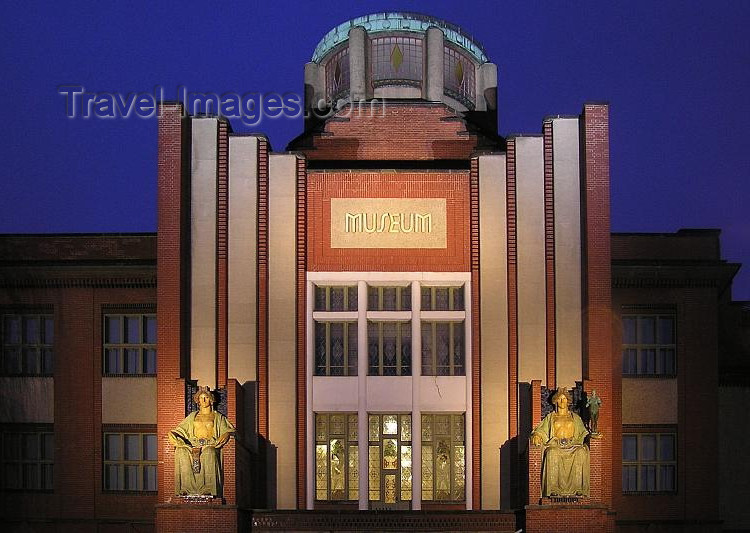 czech230: Czech Republic - Hradec Kralove: Museum of Eastern Bohemia - architect Jan Kotera - Eliscino nabrezi / Muzeum východních Cech v Hradci Králové - photo by J.Kaman - (c) Travel-Images.com - Stock Photography agency - Image Bank