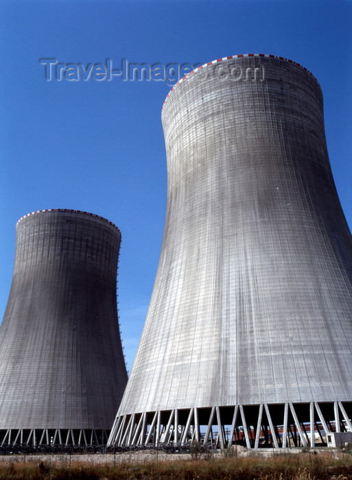 czech326: Czech Republic - Temelín (Southern Bohemia - Jihoceský - Budejovický kraj): Nuclear Power Plant - hyperboloid cooling towers - evaporative coolers - near Týn nad Vltavou, Ceské Budejovice District district / Jaderná elektrárna Temelín / Atomkraftwerk - photo by J.Fekete - (c) Travel-Images.com - Stock Photography agency - Image Bank