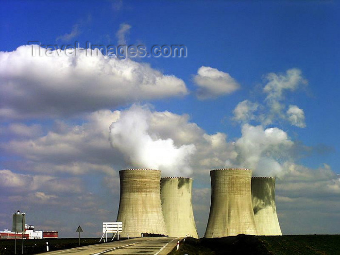 czech327: Czech Republic - Temelín (Southern Bohemia - Jihoceský - Budejovický kraj): Nuclear Power Plant - vapour and sky - Atomic energy / Jaderná elektrárna Temelín / Atomkraftwerk - photo by J.Kaman - (c) Travel-Images.com - Stock Photography agency - Image Bank