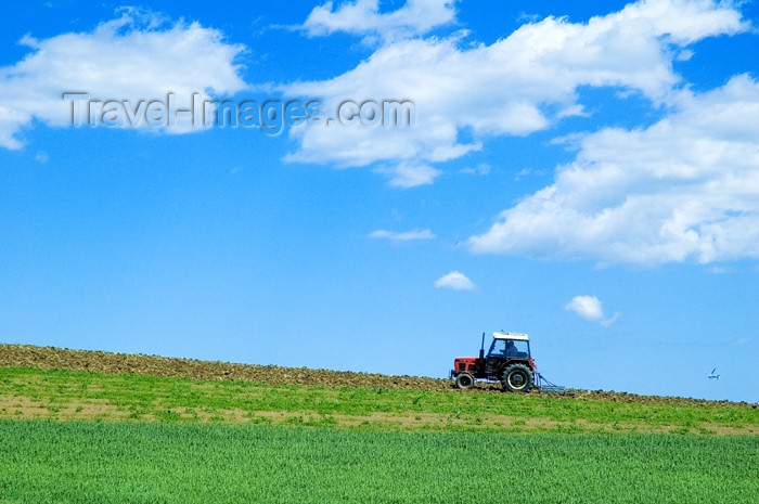 czech365: Czech Republic - Holesov: farming fields - tractor at work - European agriculture - Zlín Region (photo by P.Gustafson) - (c) Travel-Images.com - Stock Photography agency - Image Bank