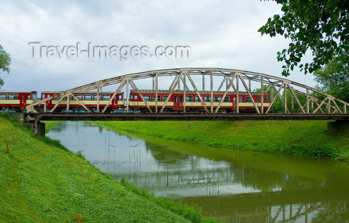 czech368: Czech Republic - Kromeriz / Kremsier - Zlin region, southeastern Moravia: train over the river Drevnice - bridge (photo by P.Gustafson) - (c) Travel-Images.com - Stock Photography agency - Image Bank