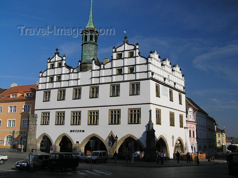 czech376: Czech Republic - Litomerice / Leitmeritz - Ústí nad Labem Region (Northern Bohemia): the Old Town Hall, now the Regional Homeland Museum - Mirove namesti - photo by J.Kaman - (c) Travel-Images.com - Stock Photography agency - Image Bank