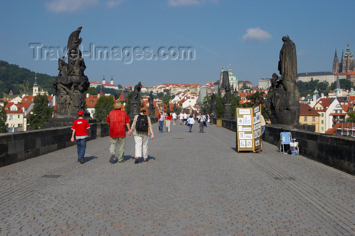 czech428: Tourists on the Charles IV Bridge, Prague, Czech Republic, Europe - photo by H.Olarte - (c) Travel-Images.com - Stock Photography agency - Image Bank