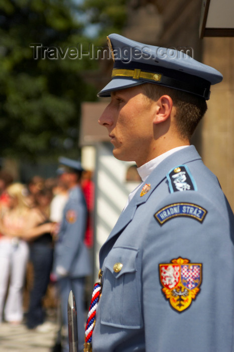 czech434: Prague Castle Guard surrounded by tourists. Main Gate. Prage, Czech Republic - photo by H.Olarte - (c) Travel-Images.com - Stock Photography agency - Image Bank