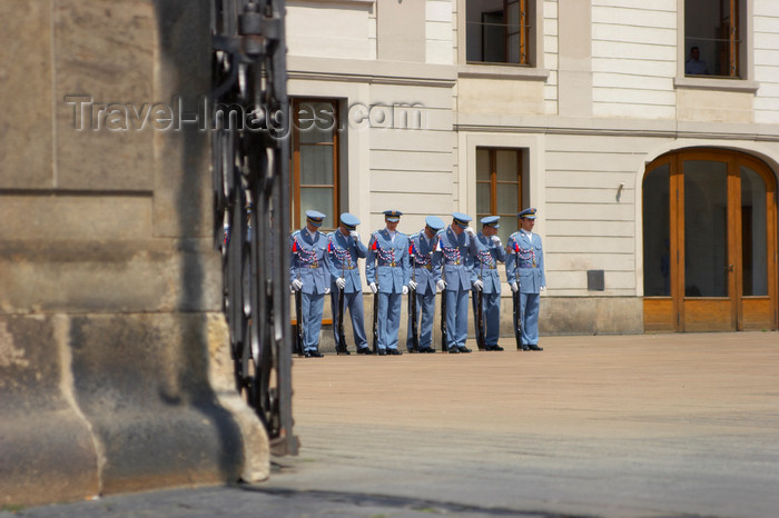 czech436: Change of guard during the high tourism season. Prague Castle, Prague, Czech Republic. - photo by H.Olarte - (c) Travel-Images.com - Stock Photography agency - Image Bank