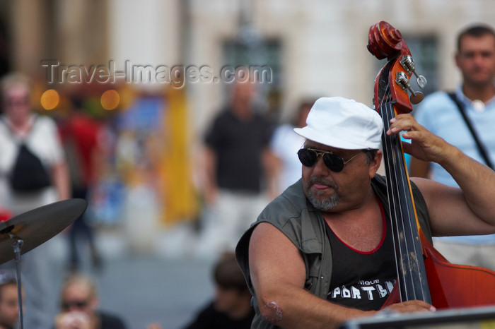 czech438: Street musicians, Prague, Czech Republic - photo by H.Olarte - (c) Travel-Images.com - Stock Photography agency - Image Bank