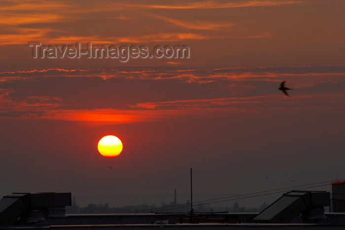 czech441: Urban Sunrise. Prague, Czech Republic - photo by H.Olarte - (c) Travel-Images.com - Stock Photography agency - Image Bank