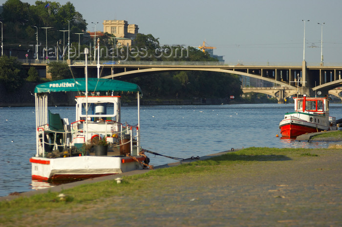 czech449: Small boats on the Vltava River. Prague, Czech Republic - photo by H.Olarte - (c) Travel-Images.com - Stock Photography agency - Image Bank