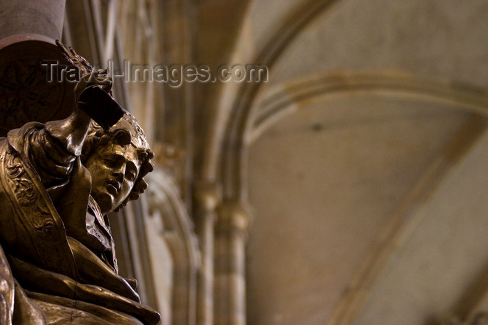 czech453: St Vitus Cathedral, Sculptures detail. Prague, Czech Republic - photo by H.Olarte - (c) Travel-Images.com - Stock Photography agency - Image Bank