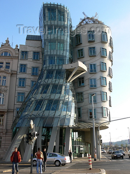 czech463: Prague, Czech Republic: Dancing house - Rasinovo nabrezi - Tancici dum - architects Vlado Milunic and Frank Gehry - photo by J.Kaman - (c) Travel-Images.com - Stock Photography agency - Image Bank