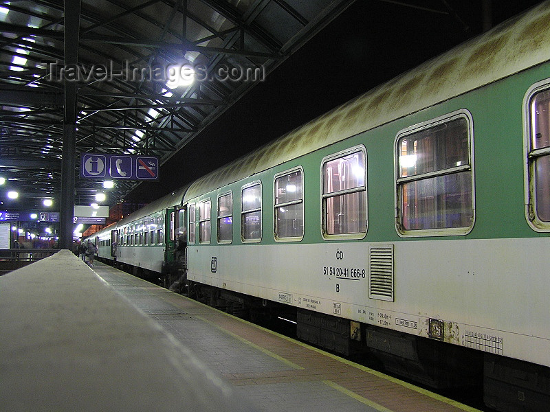 czech466: Prague, Czech Republic: Night train at the main train station - photo by J.Kaman - (c) Travel-Images.com - Stock Photography agency - Image Bank