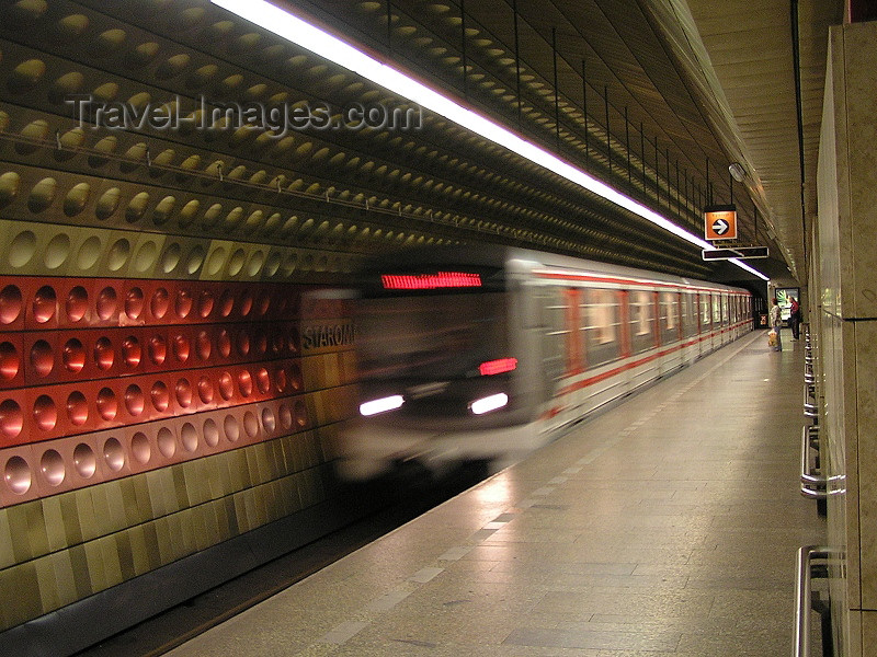 czech468: Prague, Czech Republic: Underground / subway station  - train arrives - photo by J.Kaman - (c) Travel-Images.com - Stock Photography agency - Image Bank