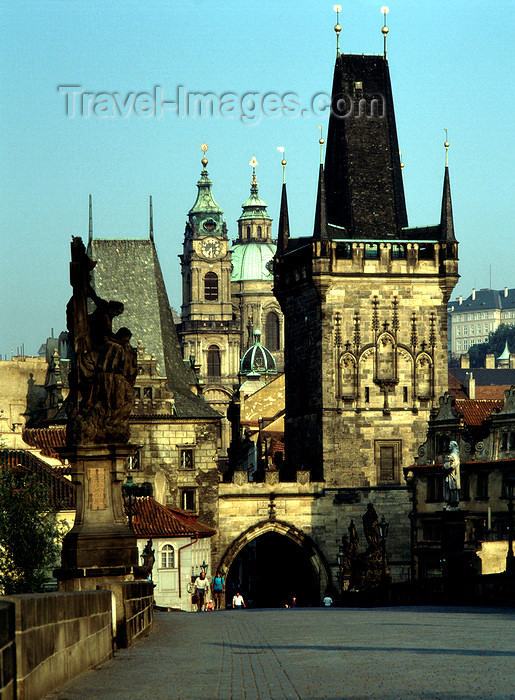 czech533: Czech Republic - Prague: morning light in Charles Bridge - view of the Gothic gate and Mala Strana - Malostranske mostecke veze - photo by J.Fakete - (c) Travel-Images.com - Stock Photography agency - Image Bank