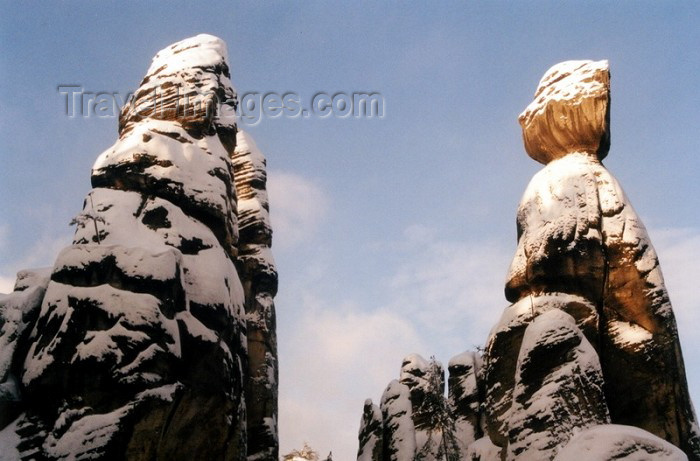 czech71: Czech Republic - Adršpašské rocks  (Eastern Bohemia - Východoceský - Hradec Kralove kraj): winter - twin pinnacles - photo by J.Kaman - (c) Travel-Images.com - Stock Photography agency - Image Bank