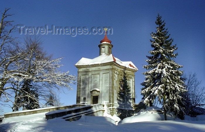 czech72: Czech Republic - Broumov area (Eastern Bohemia - Východoceský - Hradecký kraj): chapel in the snow / Kaple Hvìzda - photo by J.Kaman - (c) Travel-Images.com - Stock Photography agency - Image Bank