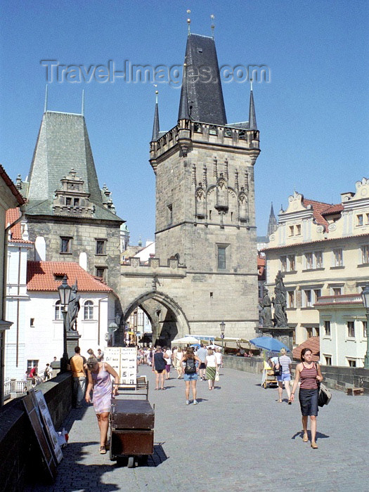 czech98: Czech Republic - Prague: crossing Charles Bridge - Karluv most - Unesco world heritage site (photo by M.Bergsma) - (c) Travel-Images.com - Stock Photography agency - Image Bank